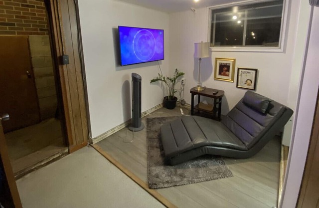 Cozy One-Bedroom Suite Moments from the Lake