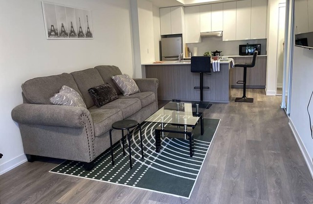 Cozy One-Bedroom town house in the Heart of the City