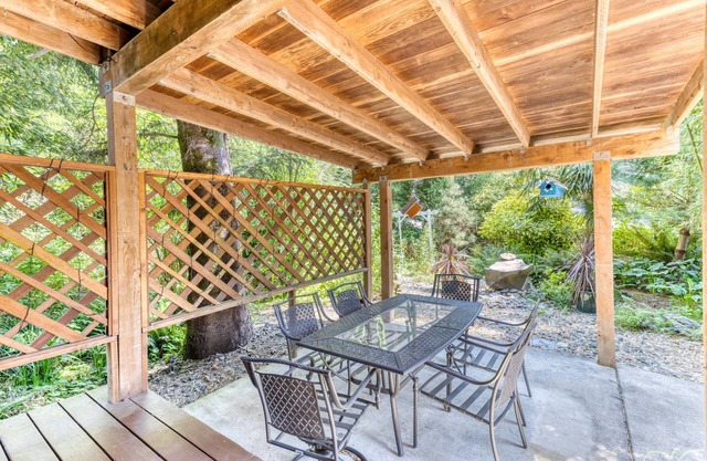 Cozy One Bedroom Home, Wood Detail, Large Yard, Easy Walk to Beach!