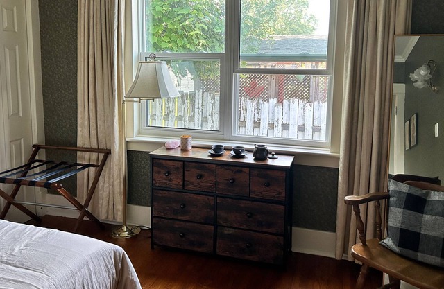 Cozy one bedroom with backyard, walking distance to US border.