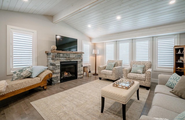Cozy one level lakefront property Bed and Breakfast on the shores of Lake Erie