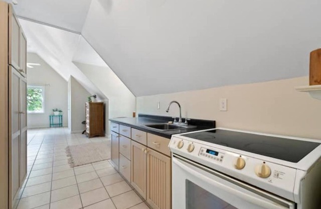 Cozy open concept above garage apartment. 4 beds. Cottage Kitchen.
