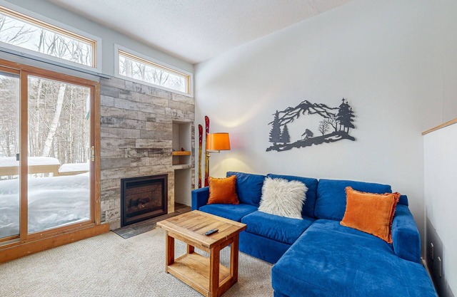 Cozy open-concept condo, close to ski resorts, balcony, pool, tennis, sauna