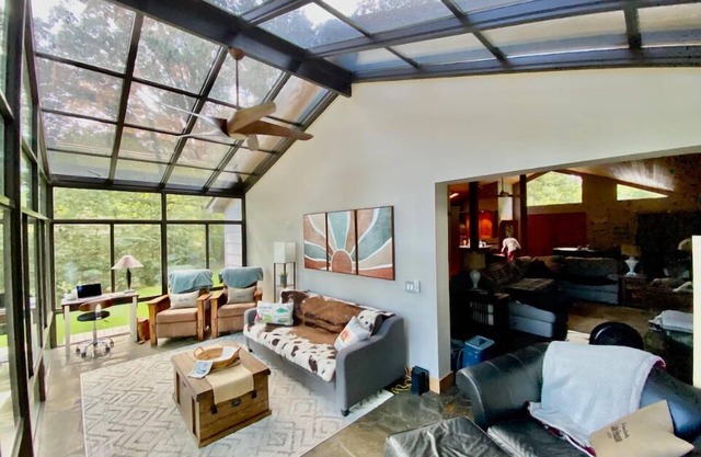 Cozy open studio cabin with a relaxing vibe on serene Lake Harding.