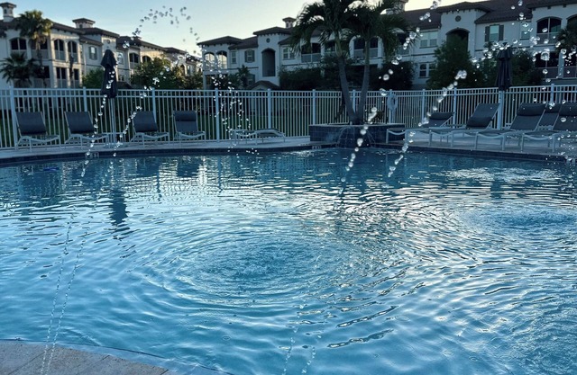 Cozy Orlando Oasis w/Resort Style Pool/Fast WiFi/Free parking/Gym/Close To Parks