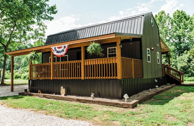 Cozy & peaceful 2-bedroom cabin in charming Salt Lick.