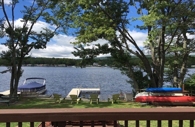 Acogedor y pacífico 75 'Lakefront House en Lake Henry! JUNIO PRECIO ESPECIAL!