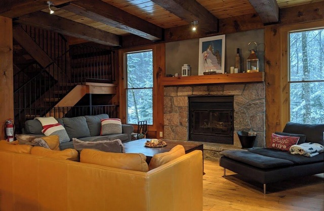 Cozy Pet-Friendly Chalet Noellie in Cote Nord Tremblant with spa, deck, ski
