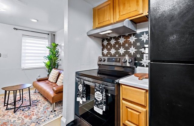 Cozy Pet Friendly 2BR w/ Fenced Yard, Parking, Walk to Penn Sta. on JHU bus line