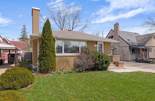 Cozy & Pet Friendly 2BR w/ parking, mins from highway.