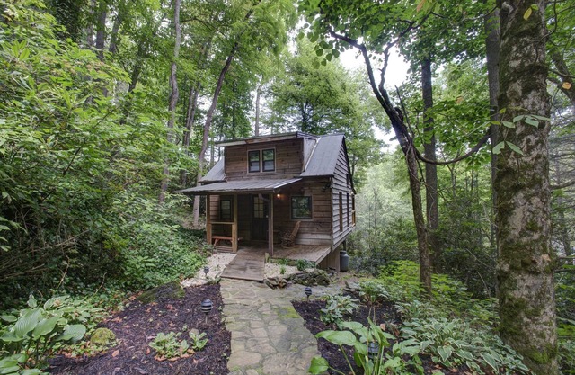 La mejor cabaña romántica en Asheville! Acceso privado al río, bañera de hidromasaje en la cubierta, que admite mascotas. Incluye un boleto de Biltmore!