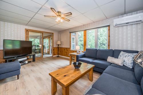 Cozy Pet Friendly Getaway W Fireplace