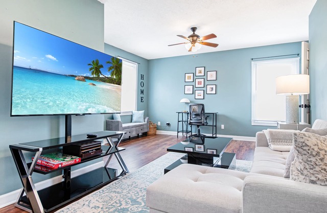 Cozy pet-friendly home with fenced backyard, fully equipped for long-term stays.