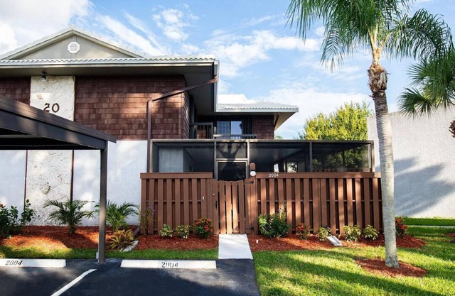 Cozy Pet Friendly house in Port St Lucie ! Near hospital and major stores