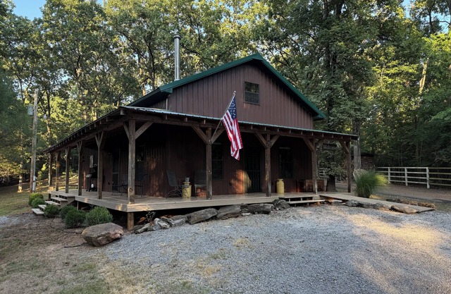 Cozy pet friendly cabin about 5 minutes to Pettit Bay on Tenkiller Ferry Lake.