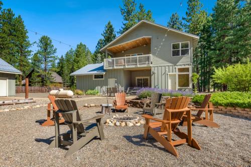 Cozy Pine Cabin Pool Access