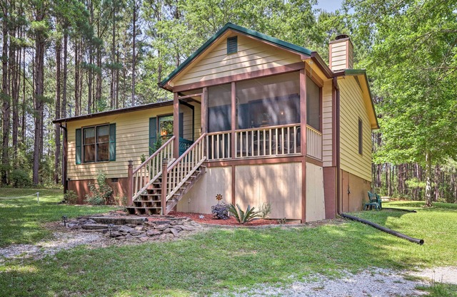 Acogedora cabaña de montaña de pino 2BR con porche cubierto