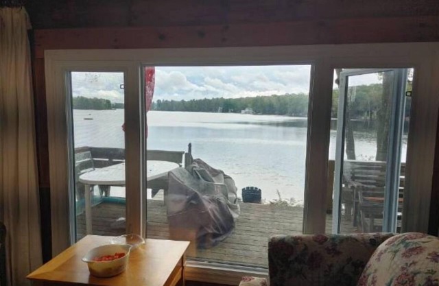 Cozy Pine Waterfront Cottage, the lake is at your doorstep