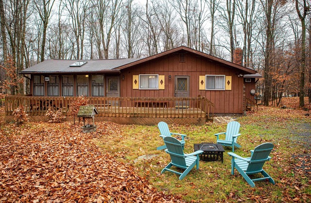 Cozy Poconos Ranch Home w/ Pool Access, Near Lake!