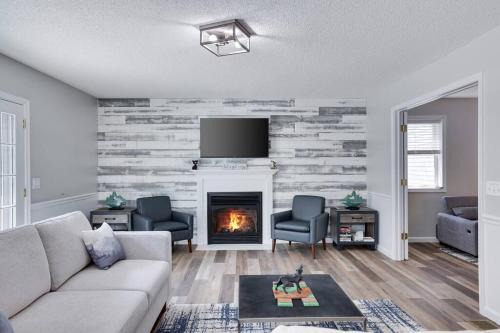Cozy Poconos Retreat Hot tub, Game room and igloo