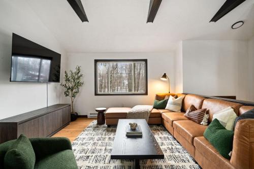 Cozy Poconos Retreat - pool table, hot tub, fire pit
