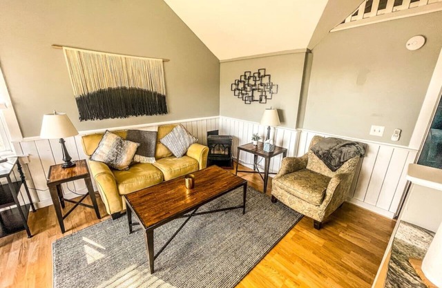 Cozy Pond Side Cottage in Bar Harbor! [The "Nook"]