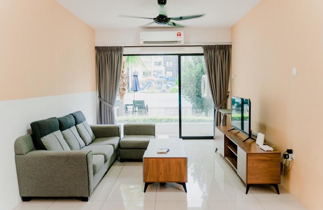 Cozy pool side condo 7-8pax 2min to Aeon