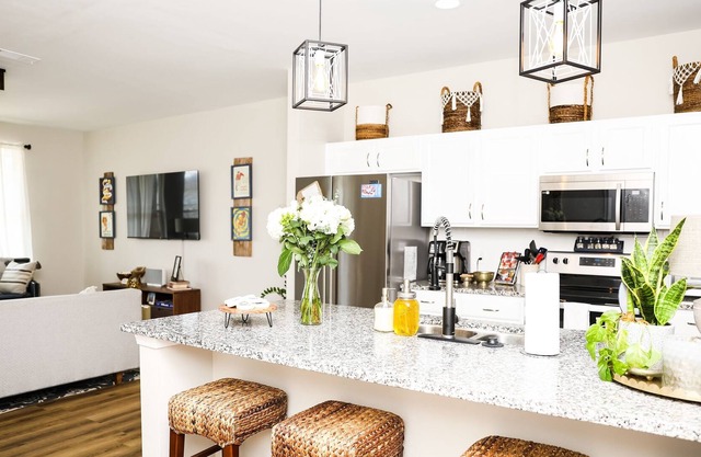 Cozy Poolside Cottage in the Heart of Oxford! 3 Suites!