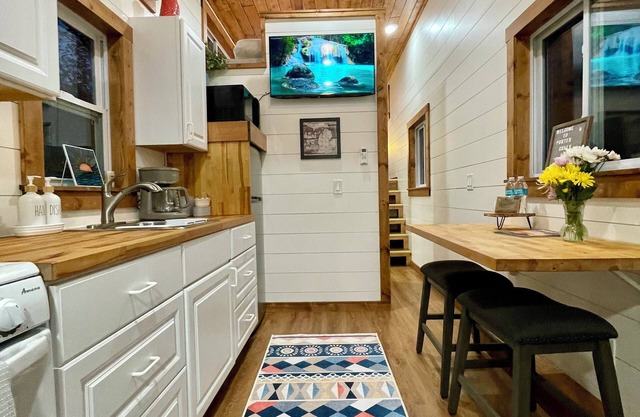 Cozy Porter Creek Retreat - 5 miles to downtown
