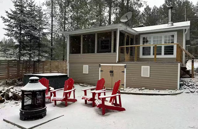 Cozy private waterfront, fireplaces, SPA for 5 people pets welcome!