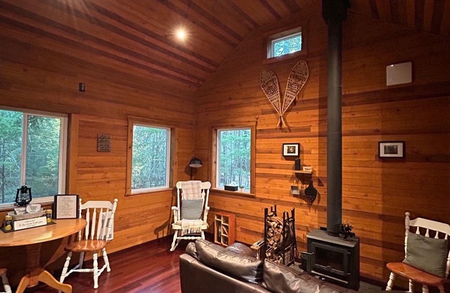 Cozy private 1 Bedroom & Loft cabin in the forest. Rustic with Modern features.