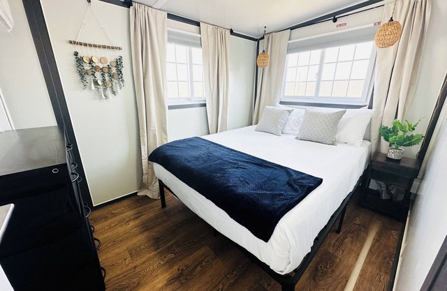 Cozy, Private 2 bedroom BoxHouse in Pecos: Queen bed with Twin over Full Bunk Be
