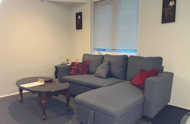 Cozy Private Basement Apartment - Private Entrance