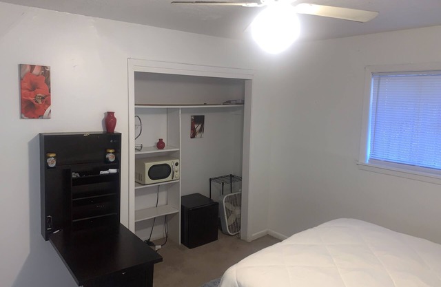Cozy Private Bedroom/bath with smoking allowed