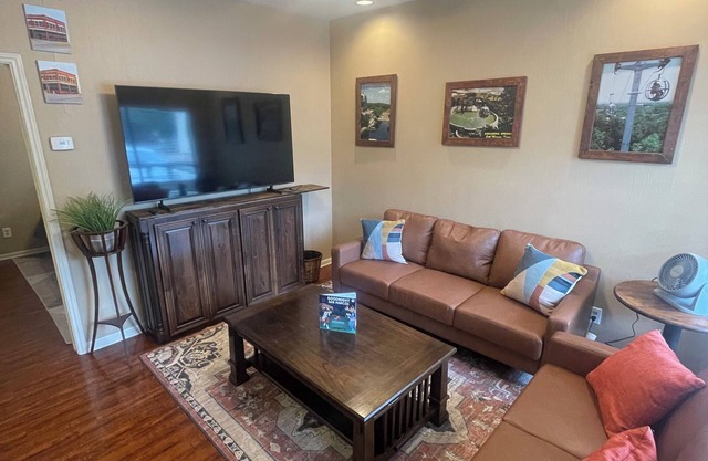 Cozy Private Condo in the Heart of Downtown San Marcos! Community Pool!