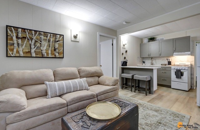 Cozy Private Cottage- 5 min. walk to Coastal Trail, Restaurants, Park Strip