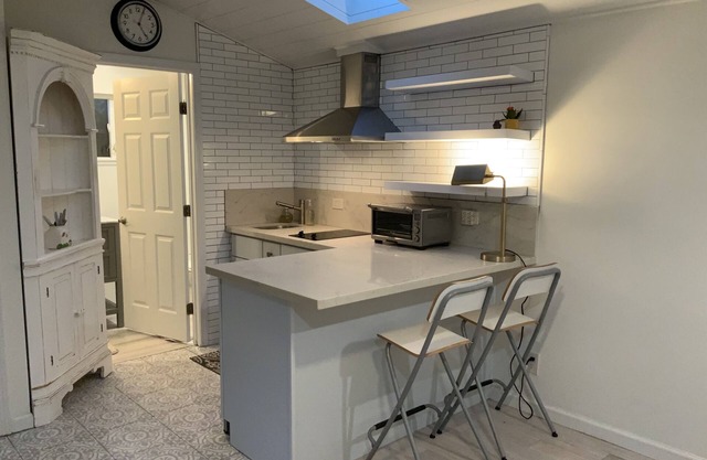 Cozy private cottage in Prime Easton Addition neighborhood in Burlingame.