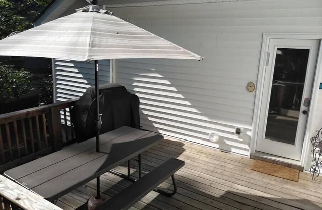 Cozy & private entry 2 bedrooms in Historic Mill Village home in Newnan Ga.