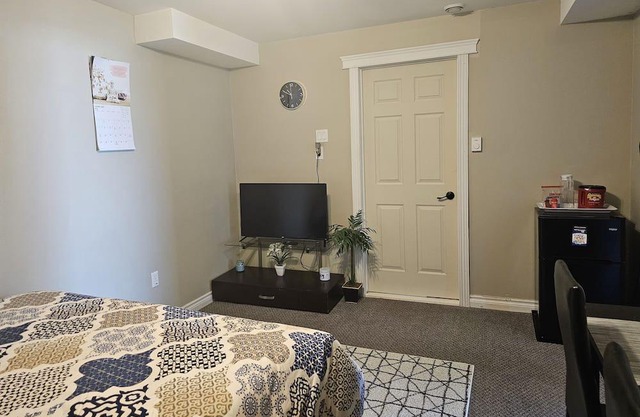 Cozy & private guest suite in Portland Estate, close to lakes, trails &shopping