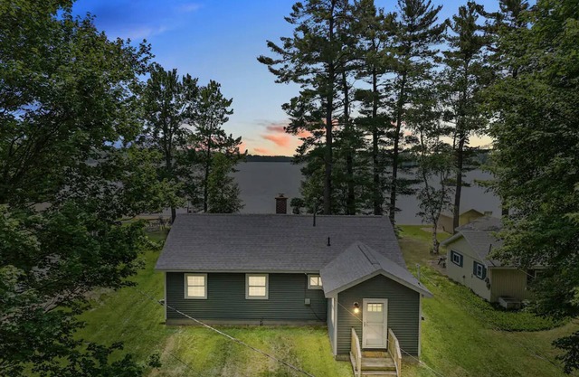 Cozy private lakefront cottage, pet-friendly, short drive to Traverse City