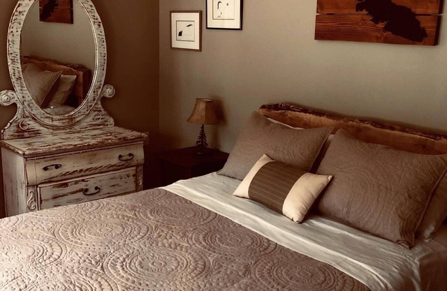 Cozy & Private next to nature & nearby Spider Lake Provincial Park.