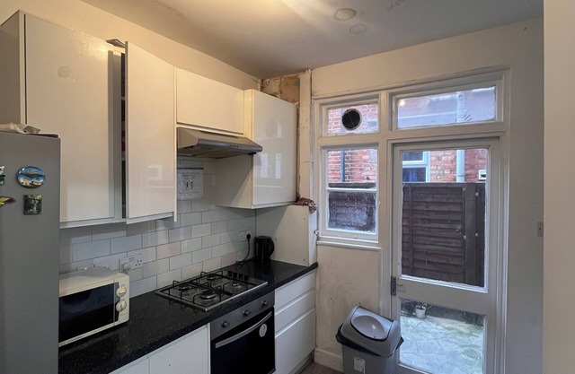 Cozy Private Room Near Tube in Shared Home Suitable for Professionals
