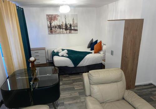 Cozy Private Room Near Shops & Transport in Enfield