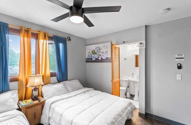 Cozy Private Room with Two Beds And Private Bath