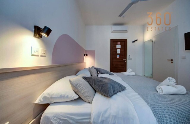 Cozy Private Room with Ensuite in Central Mosta