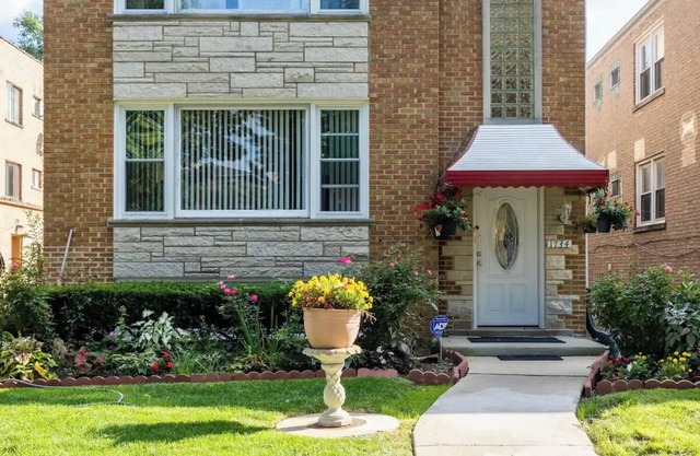 Cozy Private & Spacious 6-bedroom Duplex with Parking in charming Evanston
