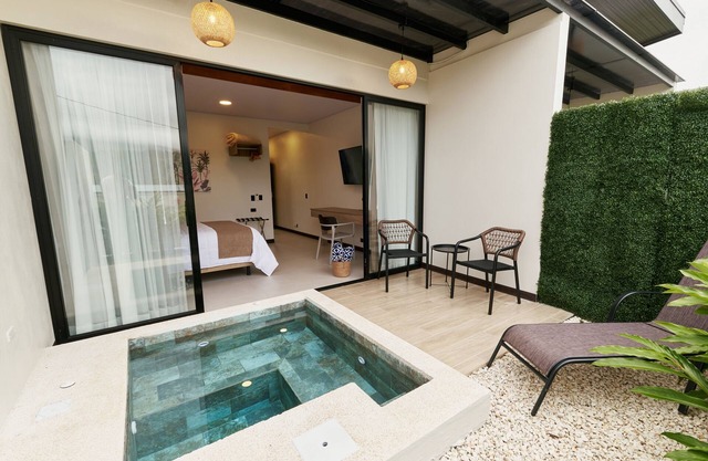 Studio with jacuzzi, kitchen, private, location
