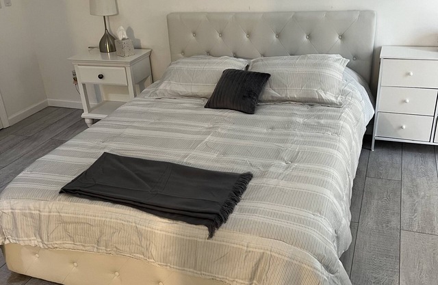 Cozy private suite, amenities. 5 min Saint Francis Hospital, Woodland Hills mall