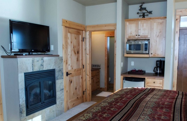 Cozy Private Suite with a Hot Tub