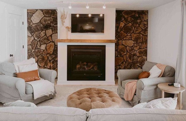 Cozy private unit with hot tub, sauna, gas fireplace and jacuzzi